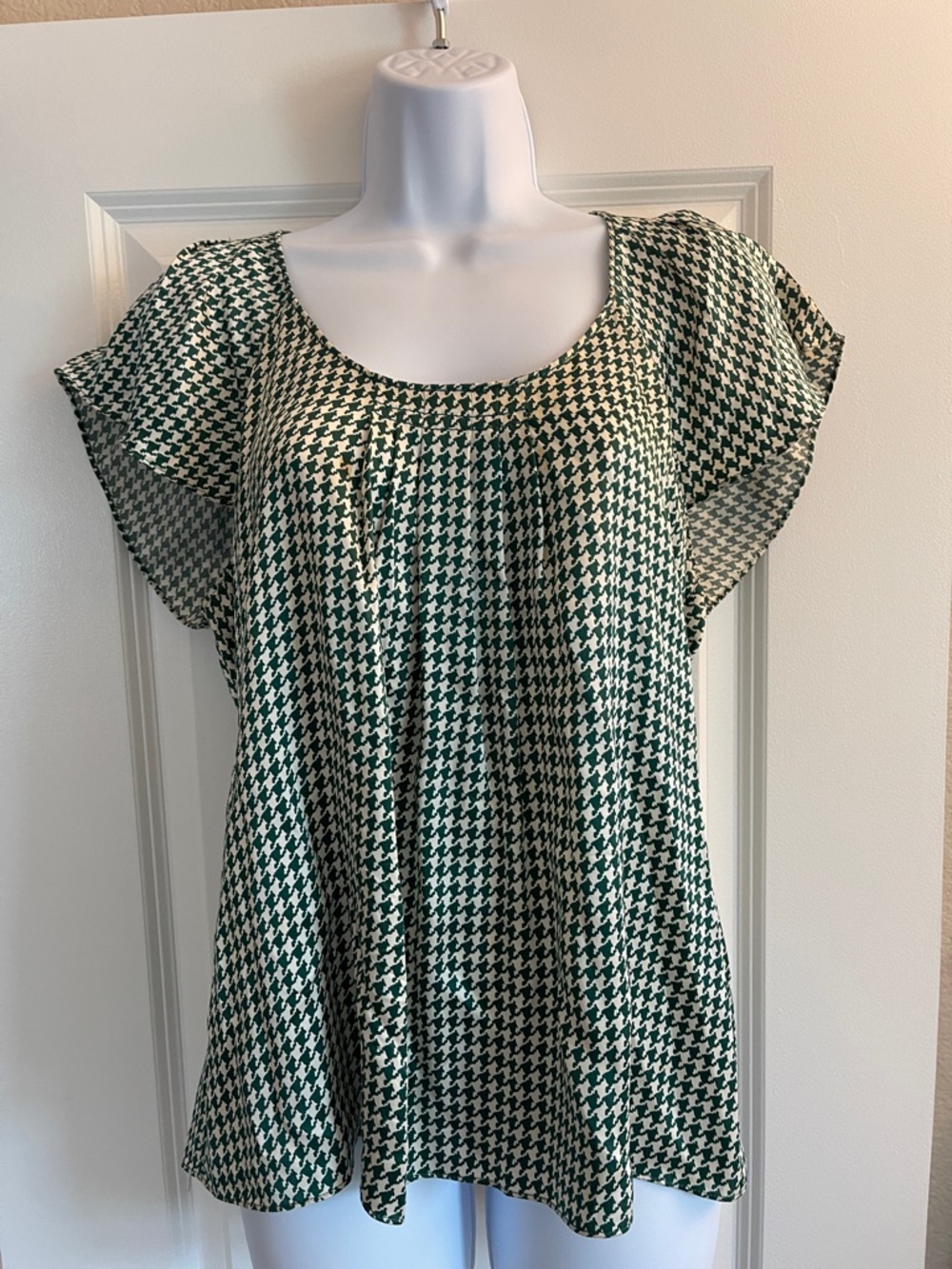 Banana Republic Green and White Houndstooth Scoop Neck Blouse